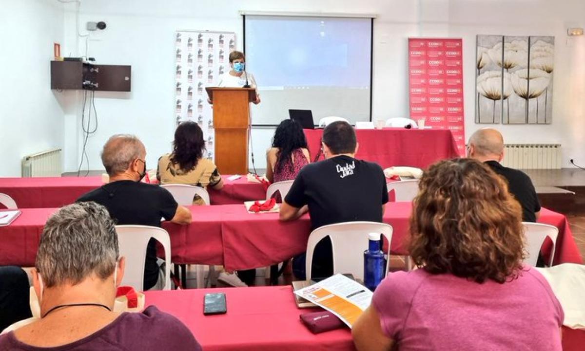 La secretria de Formaci de CCOO PV, Manuela Pascual presenta la XXV Escola d'Estiu