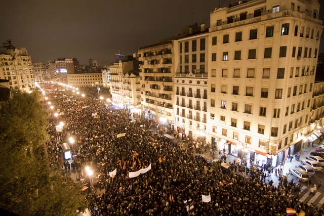 La multitud colapsa la calle Xtiva de Valencia, en la manifestacin del 14N.