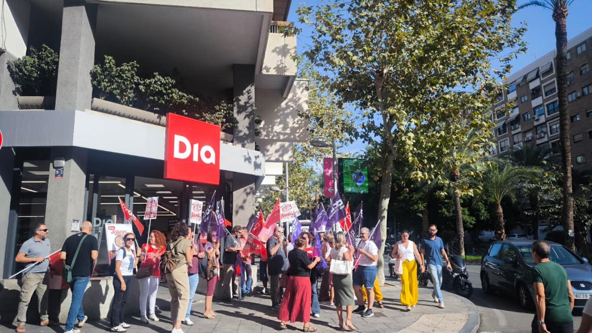 Concentración de la plantilla de las plataformas logísticas de supermercados DIA, en Alicante.