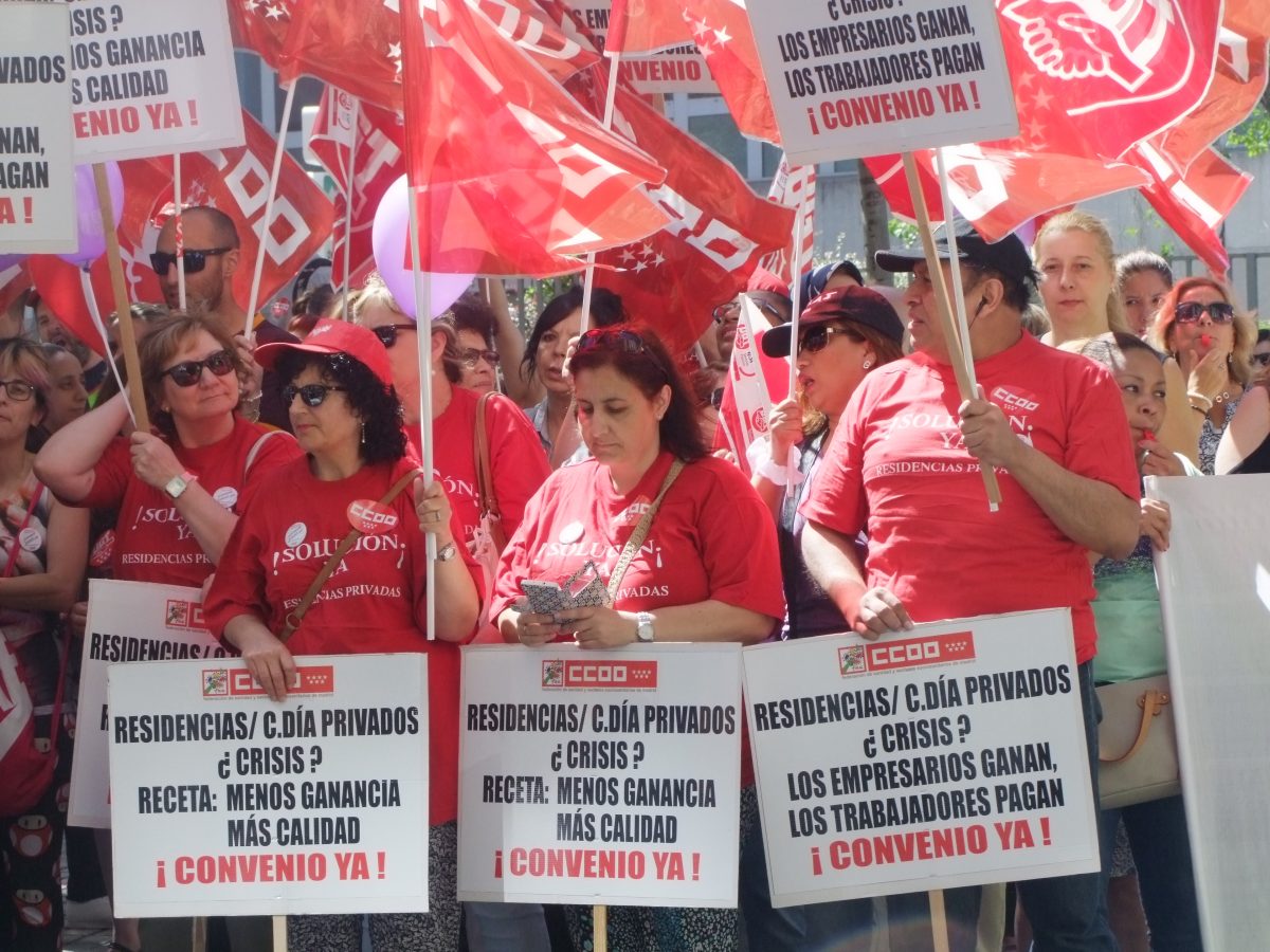 Concentracin de los profesionales de Residencias y Centros de Da de la Comunidad de Madrid por un convenio digno
