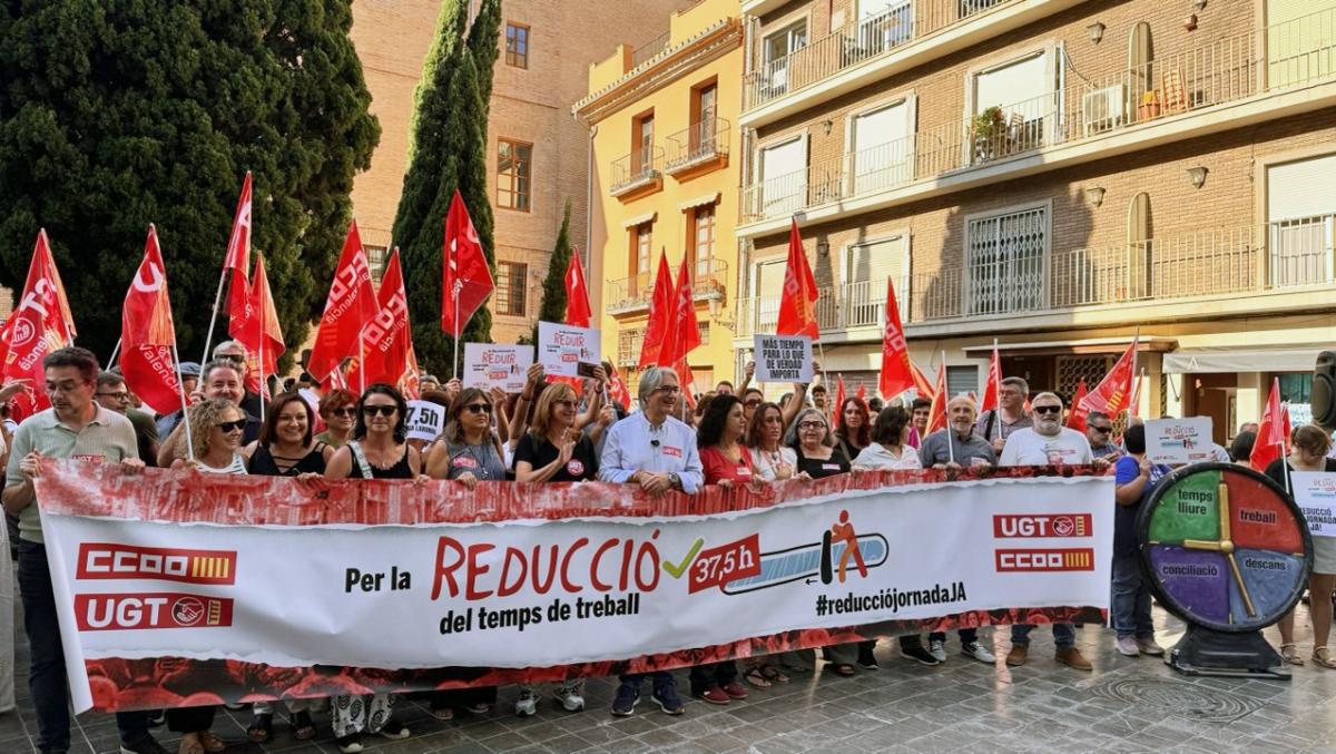 Concentracin por la reduccin de la jornada laboral ante la sede patronal de la CEV en Valencia