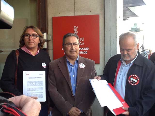 El secretario general de CCOO PV, en el centro, hoy, registrando la convocatoria