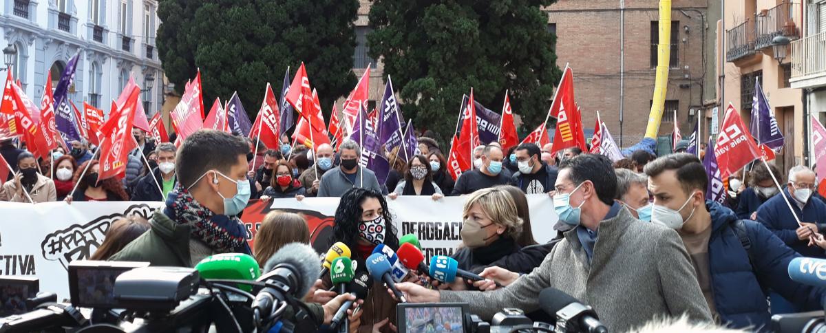 Concentraci davant la patronal autonmica a Valncia. La secretria general de CCOO PV, Ana Garca, realitza declaracions davant els mitjans de comunicaci.