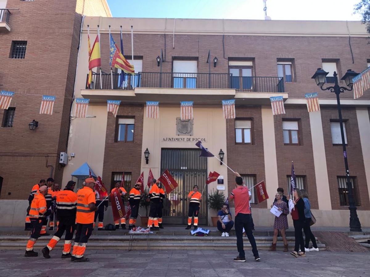 Persones treballadores, durant la concentració davant l’Ajuntament de Puçol.