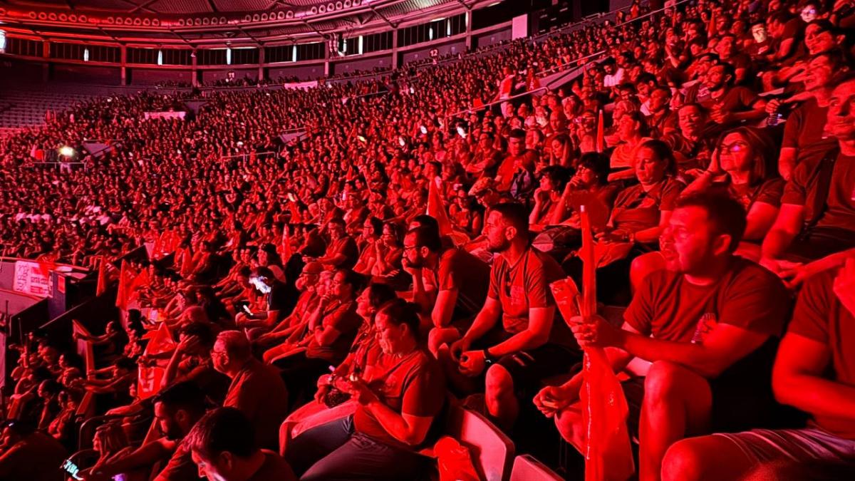 Una delegación valenciana de 400 personas se suma a más de 11.000 representantes en Vistalegre
