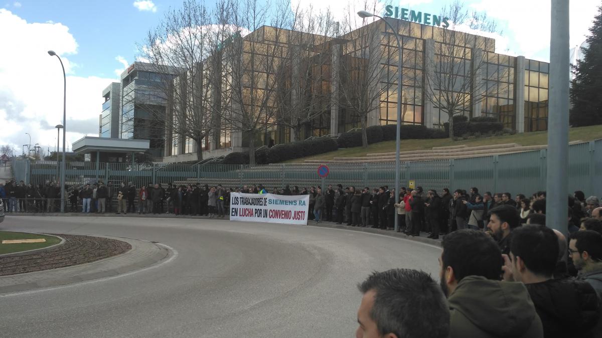 Concentracin ante la sede de Siemens en Tres Cantos