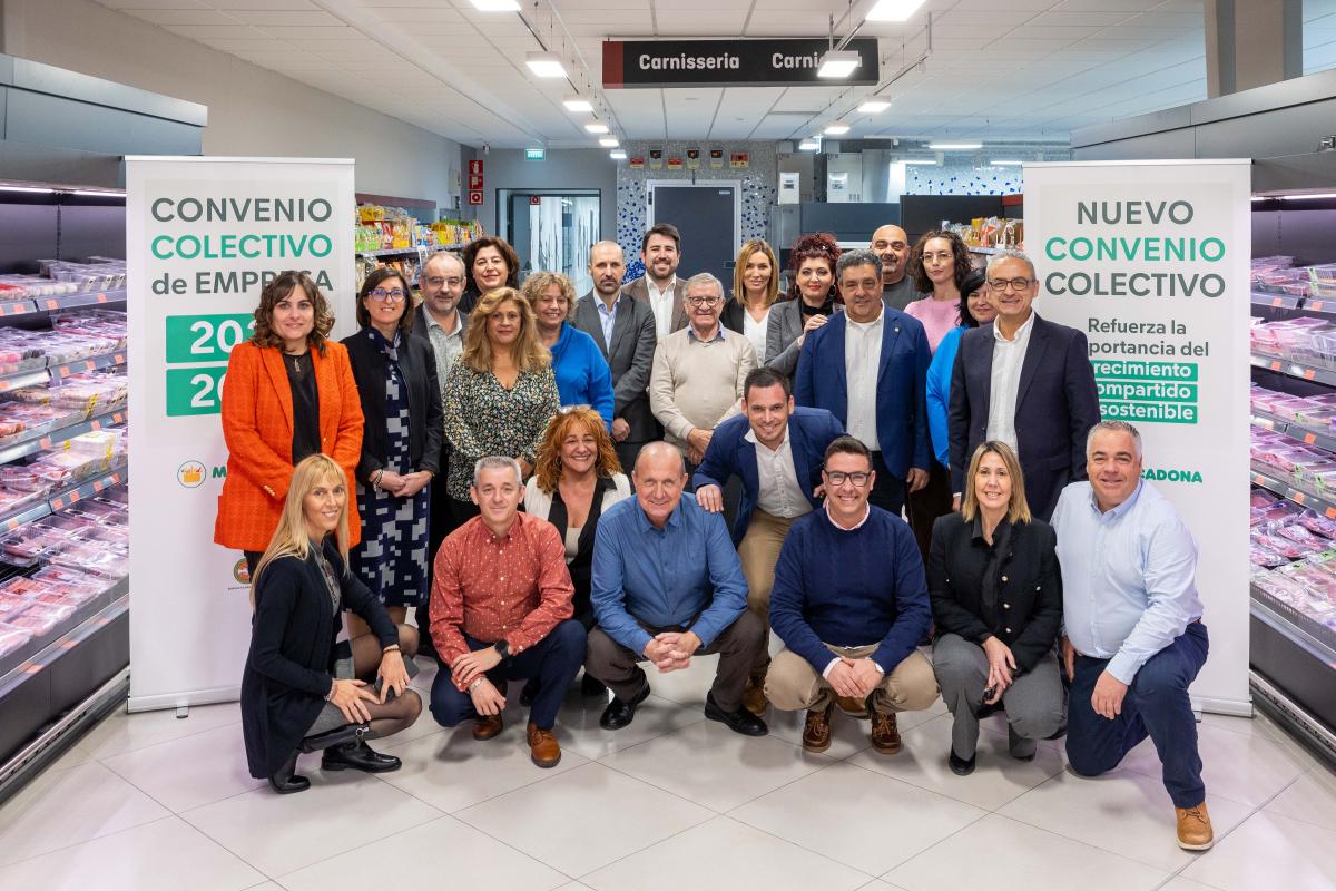 Representantes de UGT, de CCOO, del Sindicato Independiente y de Mercadona en el Centro de Coinnovación Jarrods en Paterna, València.