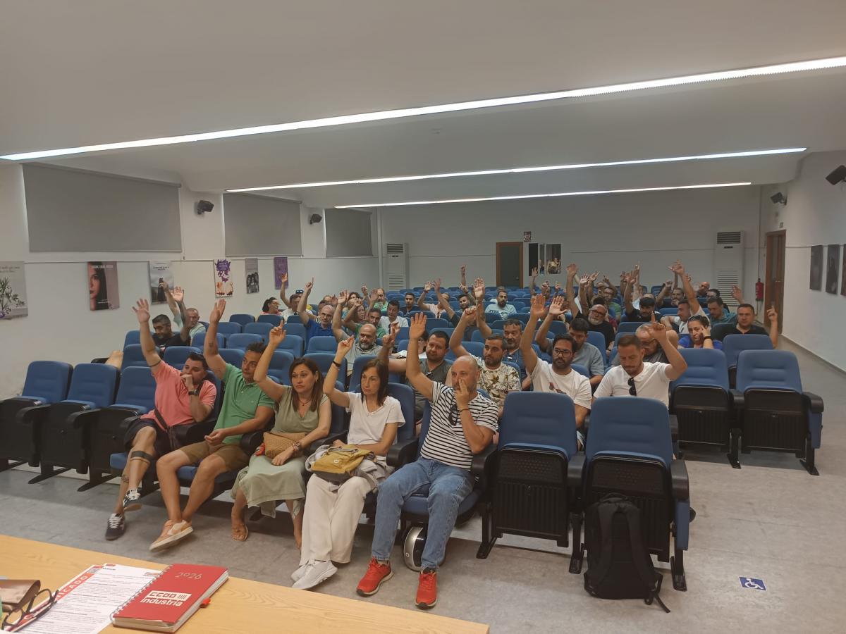 Los y las participantes durante las votaciones del preacuerdo.