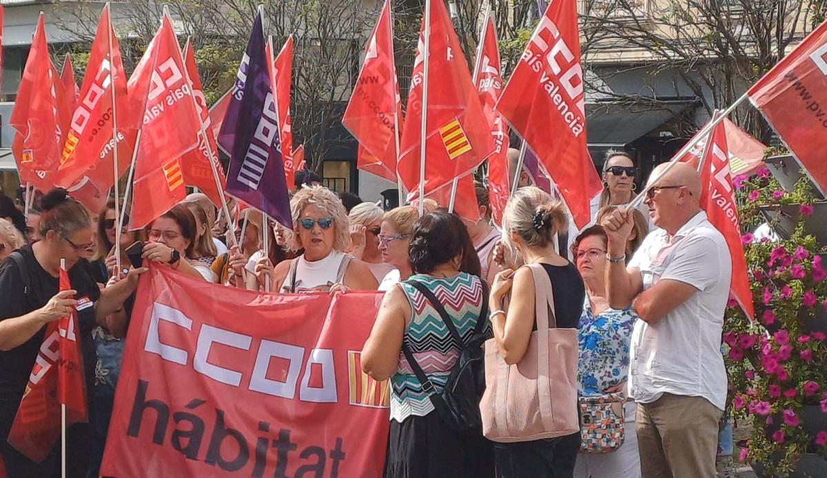 Concentraci de treballadores i treballadors de neteja a Alacant.