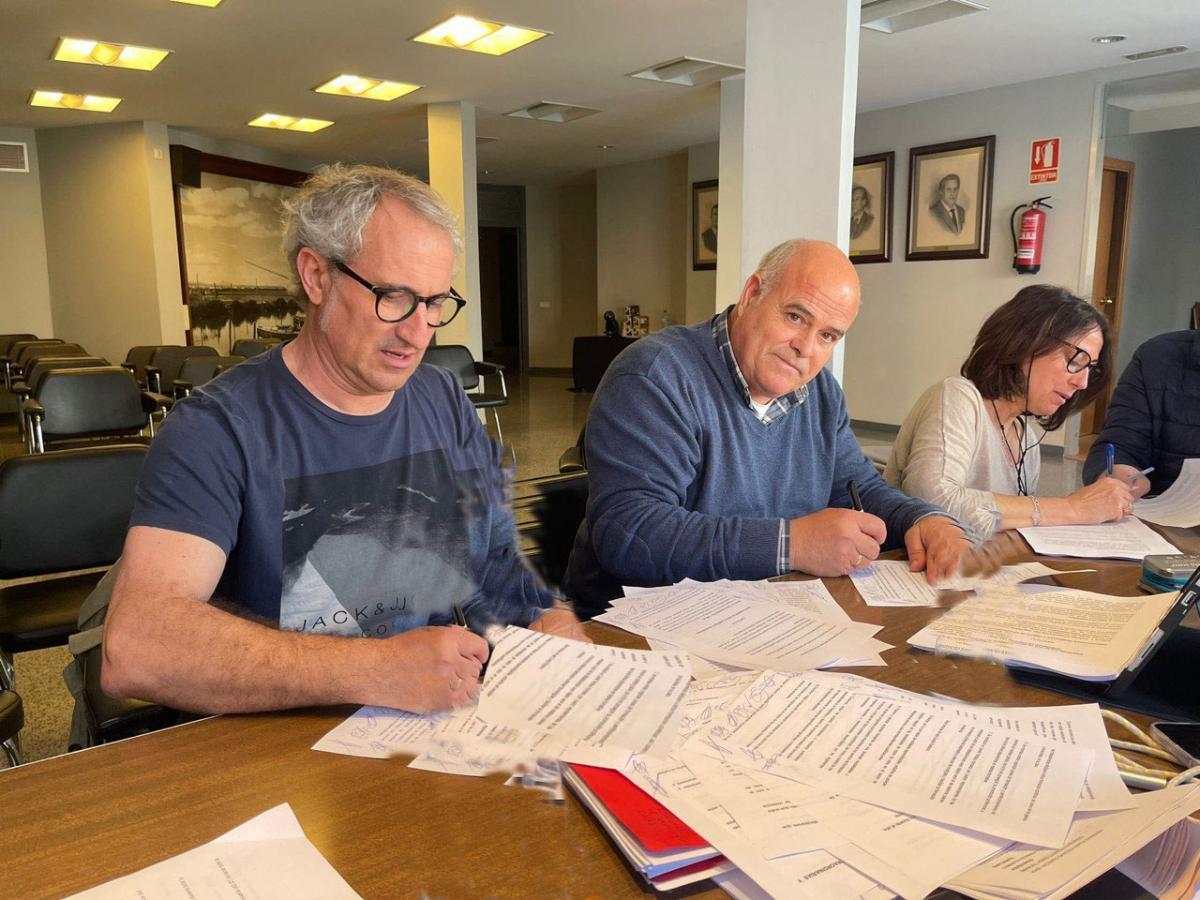 Membres de la Mesa Negociadora signant el text del nou conveni collectiu.