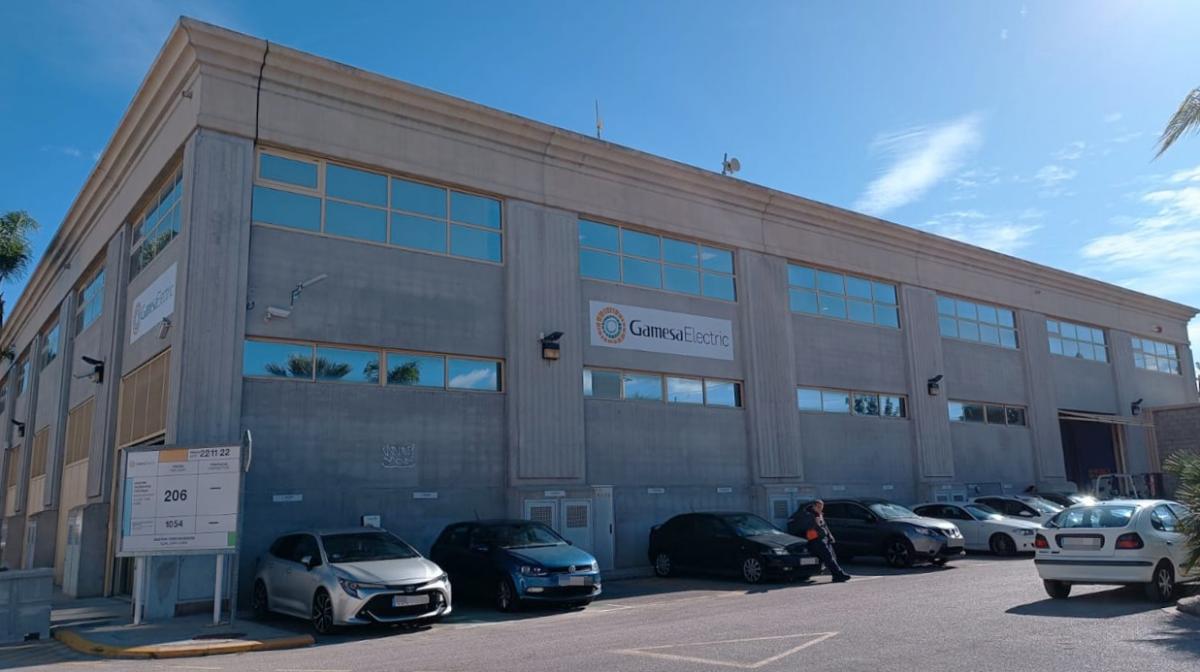 Imatge de l'exterior de la planta de Gamesa Electric a Benissanó