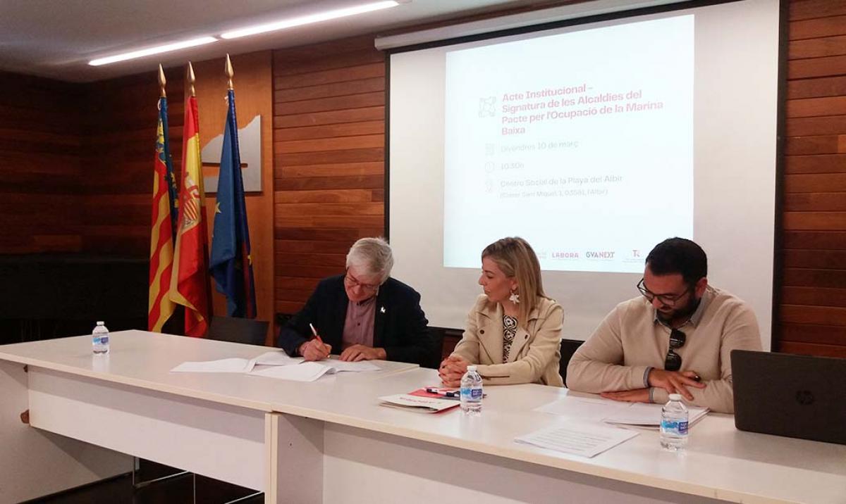 Firma del acuerdo del secretario general de CCOO AM, Paco García (primero por la izquierda),