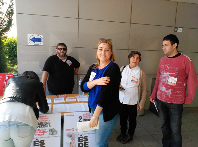 CCOO, recollint signatures a la UJI de Castell. 