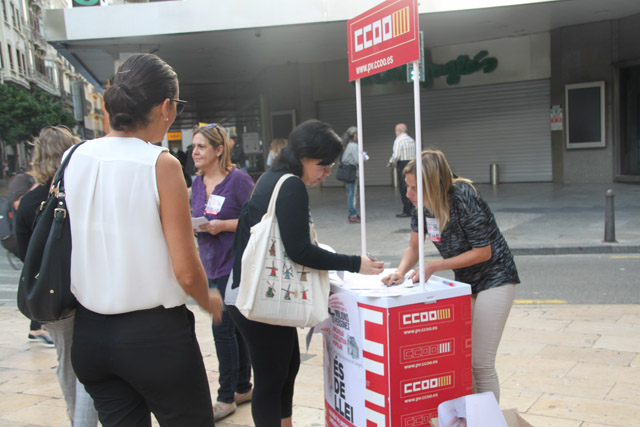 Recogida de firmas a favor de la ILP para la prestacin de ingresos mnimos, hoy en Valencia.