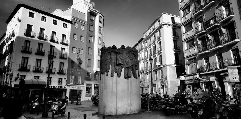 Monumento El Abrazo, en la Plaza de Antn Martn de Madrid