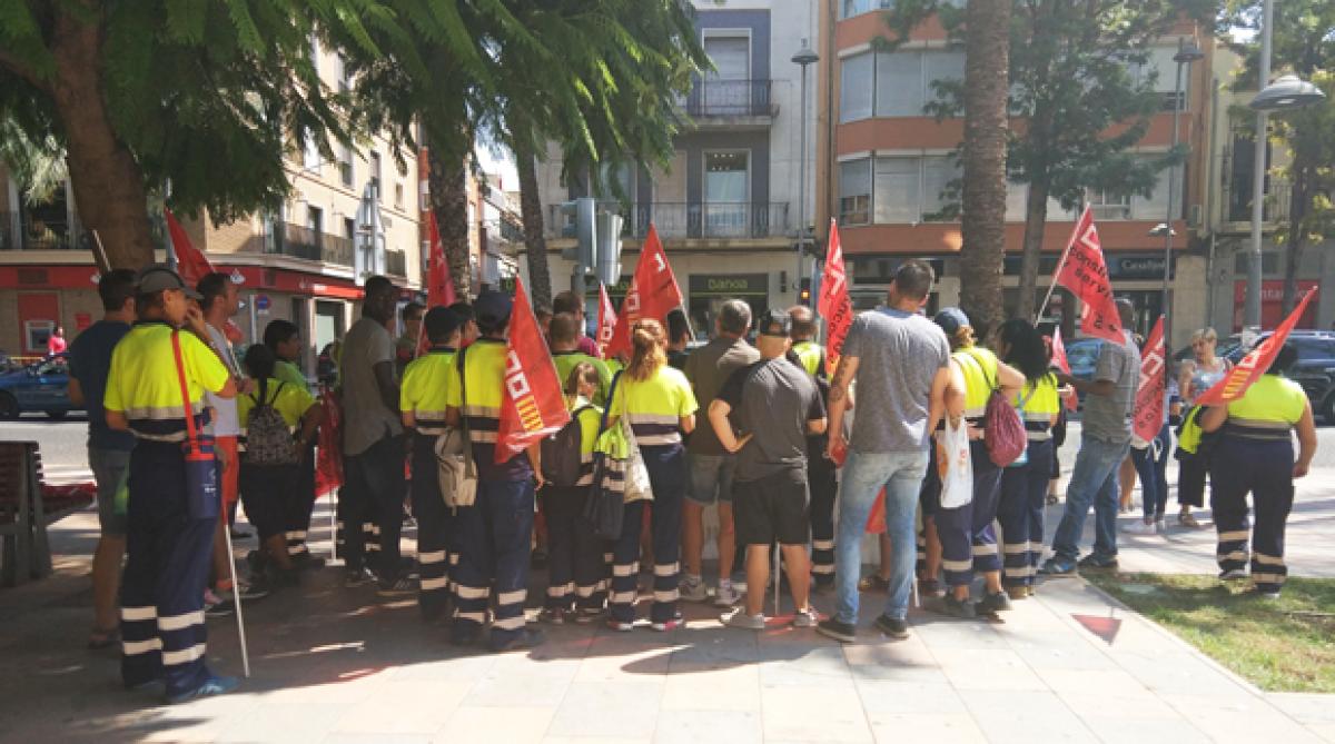 Concentracin de protesta de la plantilla de de la empresa Valoriza Servicios Medioambientales.