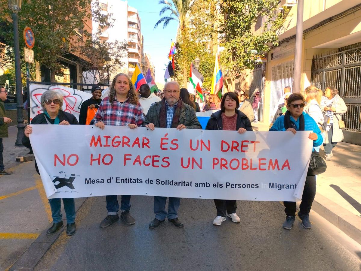 Isabel Barrajón en la pancarta de la Mesa de solidaridad con las personas migrantes