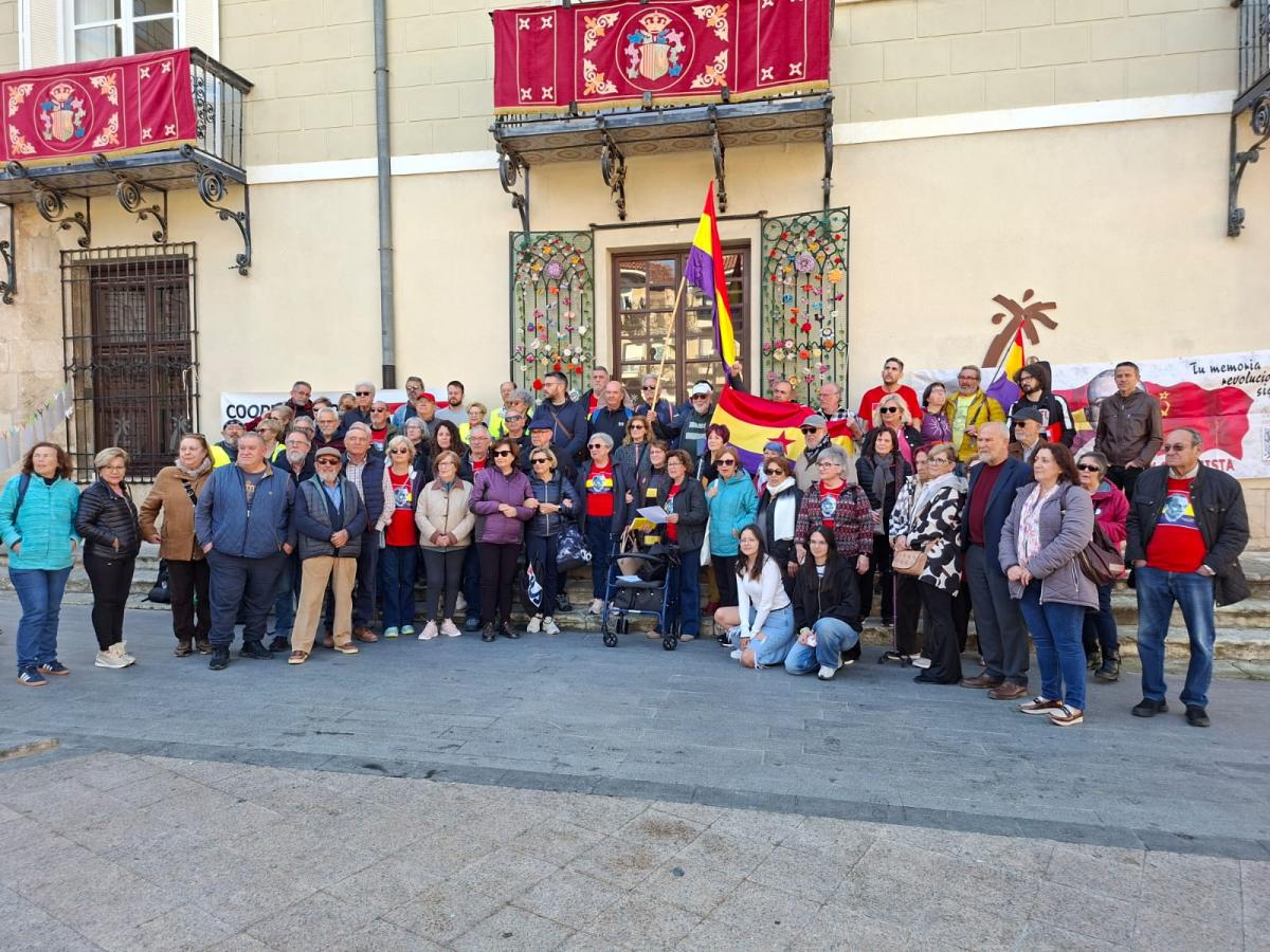 Participants en la concentraió reivindicativa del llegat de Miguel Hernández