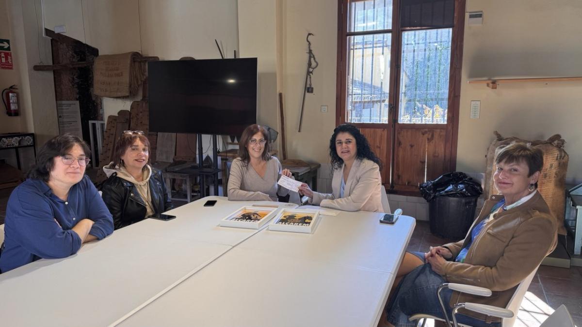 La secretaria general de CCOO PV, Ana García Alcolea, hace entrega de la donación a a la Fundació Horta Sud.