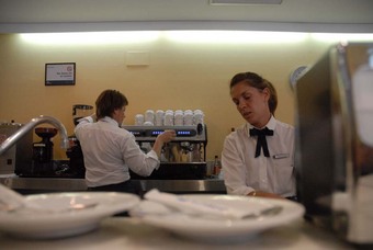 El desempleo entre las mujeres aumenta en 1.228, mientras que disminuye entre los hombres en 313. 