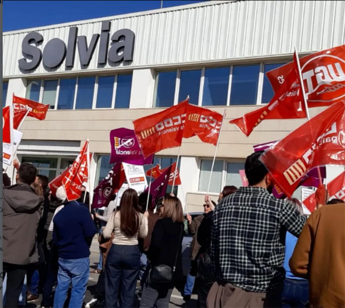 Protesta ante la sede de Solcia en Alicante
