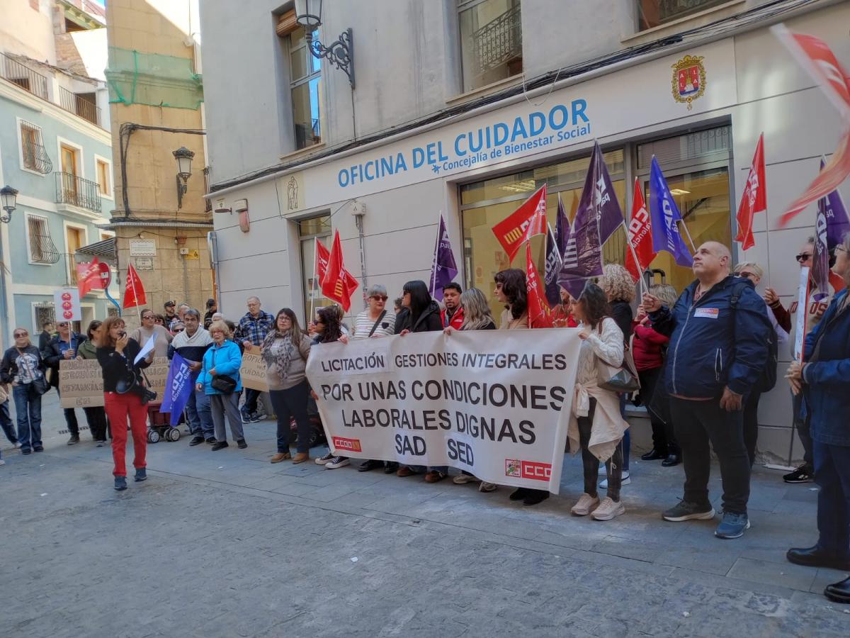 Concentración ante la Oficina del Cuidador de Alicante