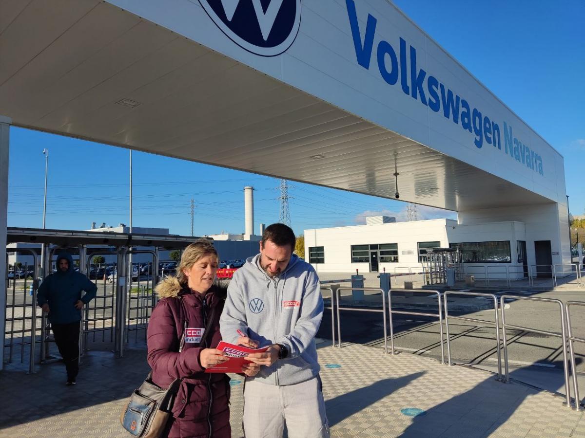 En la imagen, recogida de firmas frente a la factora de Volkswagen