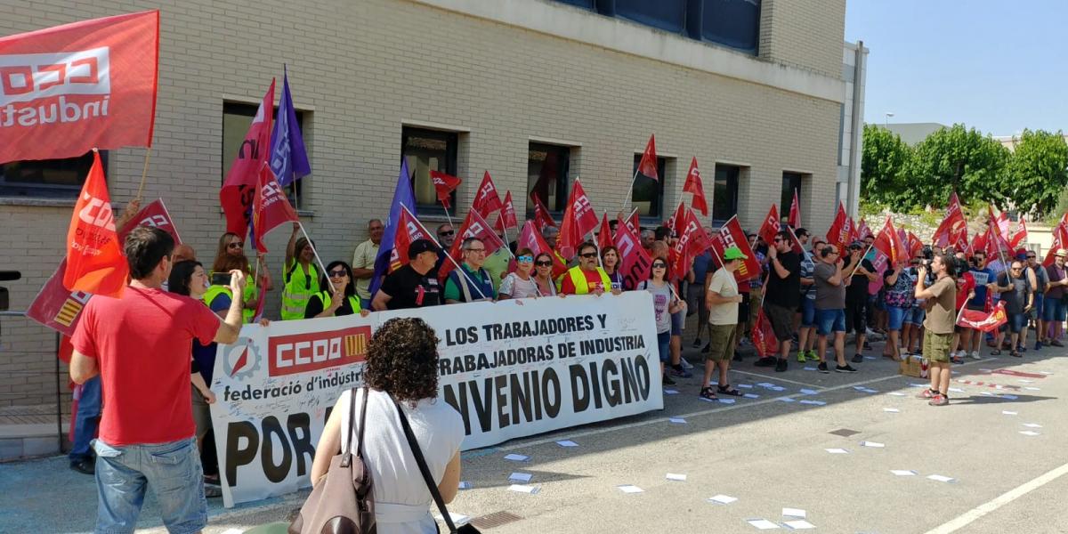 Concentracin en Ontinyent frente a la sede de la patronal ATEVAL