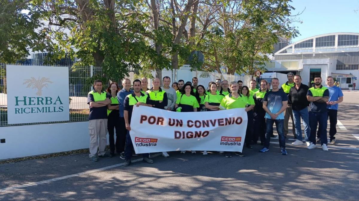 Concentración ante la puerta de Herba Ricemills, en Silla
