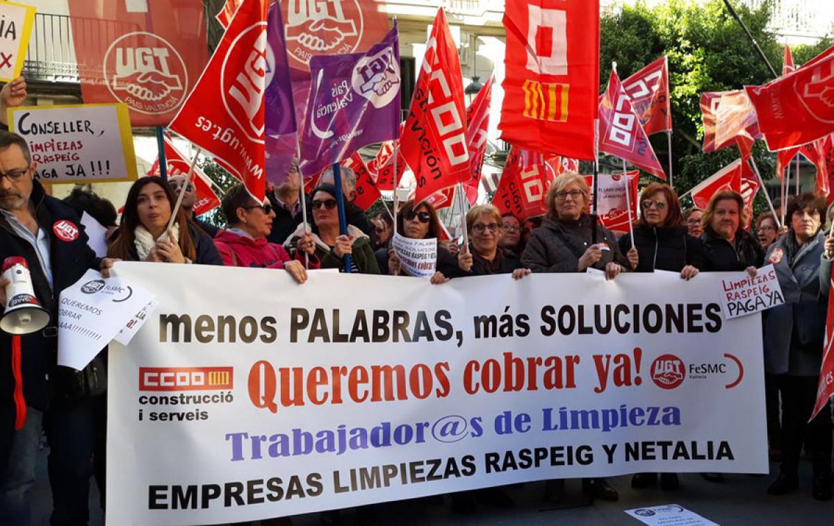 Concentració del personal i els seus representants davant el Palau de la Generalitat.