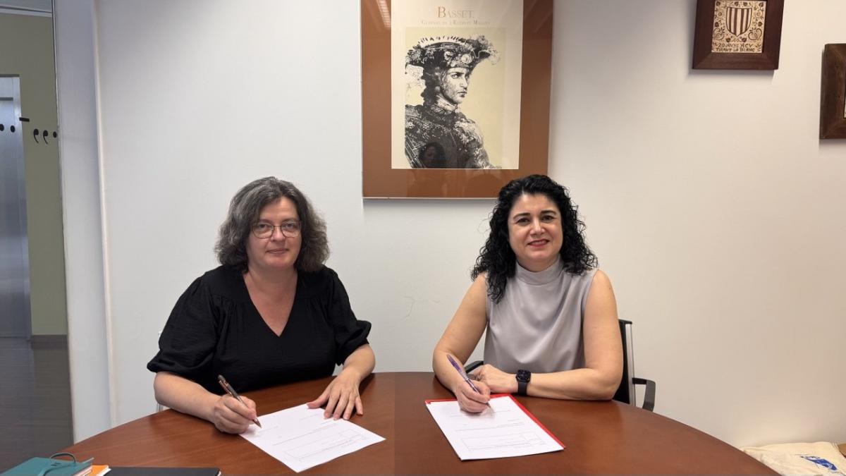 Anna Oliver i Ana Garca signen el conveni de collaboraci entre CAPV i CCOO PV