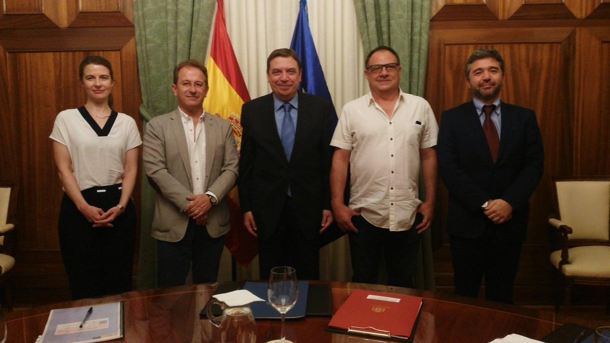En el centro de la imagen el ministro de Industria acompaado de los secretarios generales de CCOO de Industria y UGT FICA