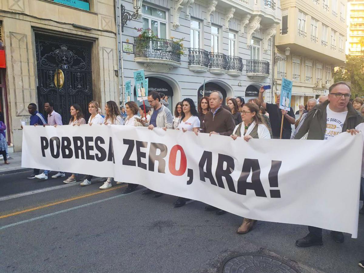 Capçalera de la manifestació reclamant #PobresaZeroAra en València