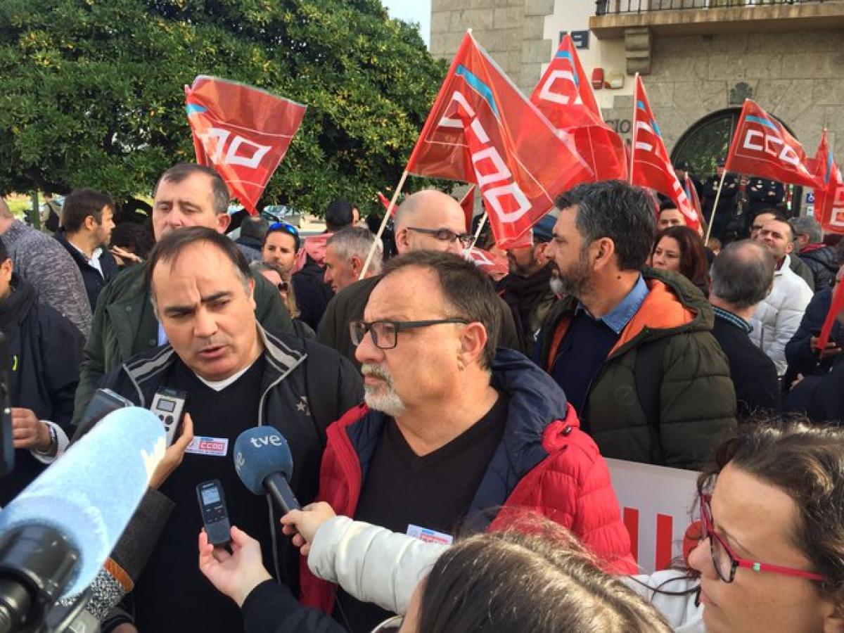 Agustn Martn y Vctor Ledo atienden a los medios de comunicacin durante la concentracin ante la Delegacin del Gobierno