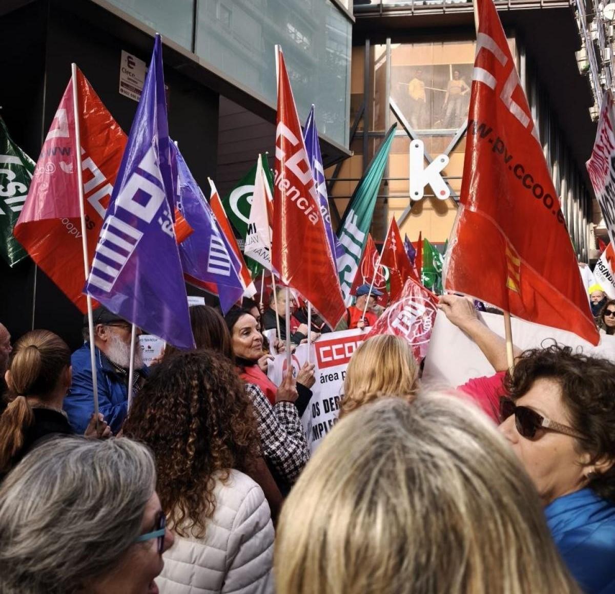 Concentració a Alacant davant la Direcció Territorial de Benestar Social.