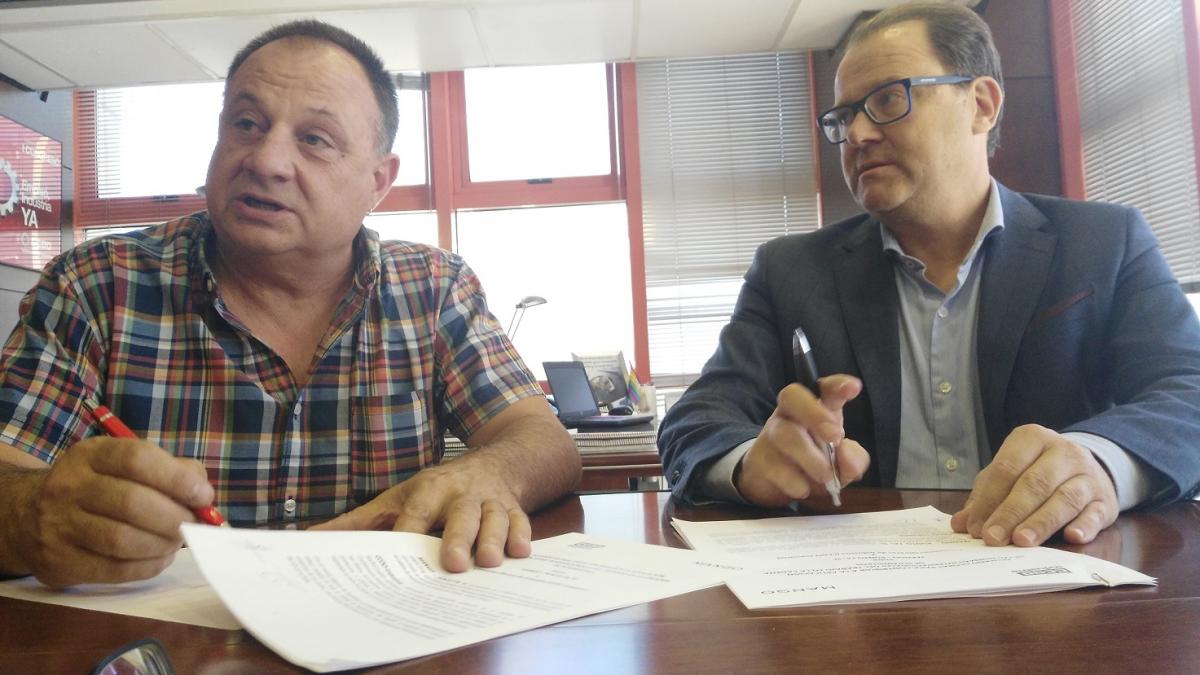 Agustn Martn y Carlos Costa durante la firma del acuerdo