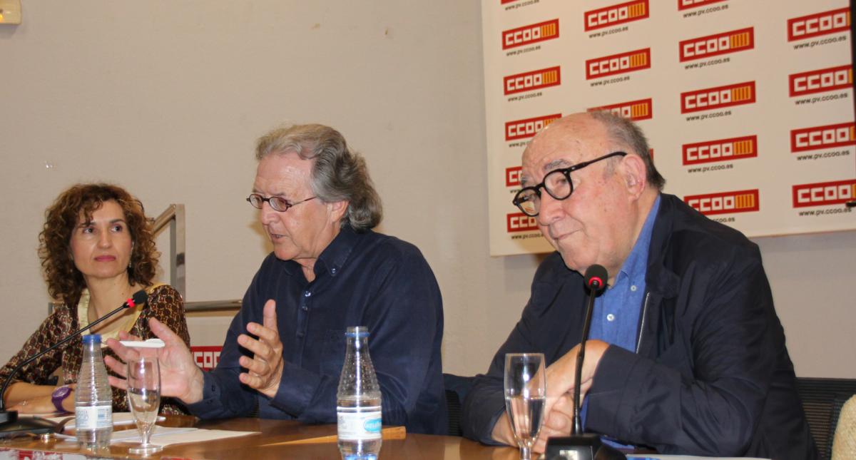 El professor Joan Romero, entre Inma Martnez, secretria de Formaci Sindical de CCOO PV i Emrit Bono, coordinador del Seminari d'Economia, Poltica i Societat de CCOO PV.