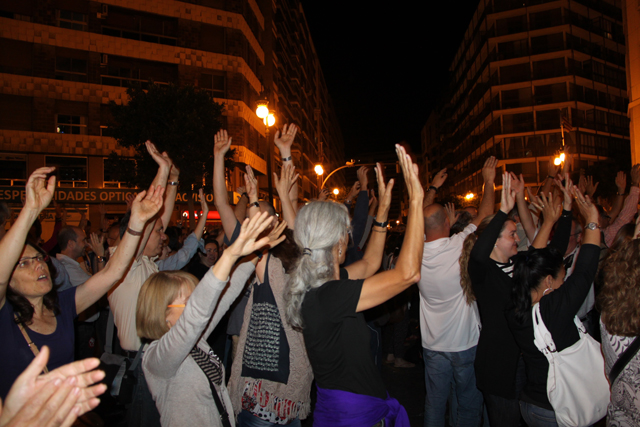 Asistentes a la concentracin, lanzando proclamas contra la reforma.