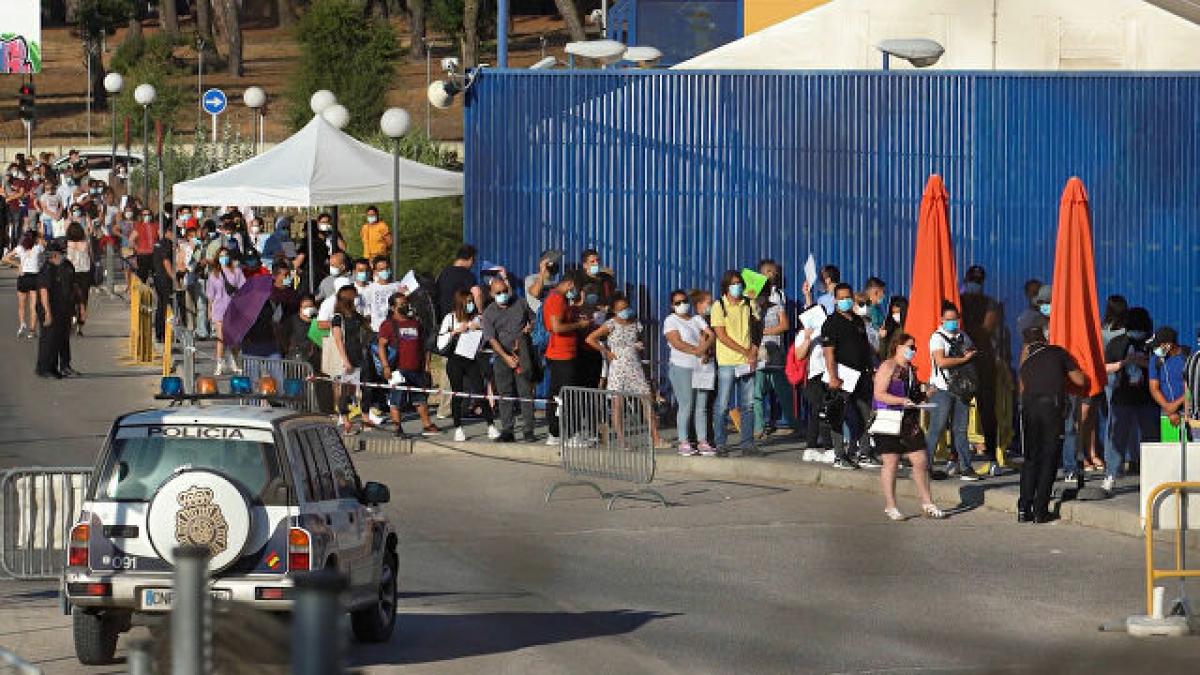 Colas en la oficina de Extranjera de Avenida de los Poblados de Madrid el pasado mes de julio 2020 (imagen de archivo)