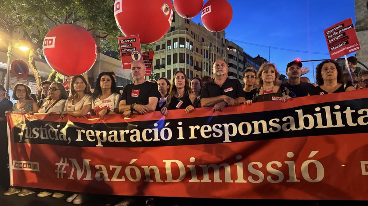 Pancarta de CCOO en la 12ª manifestación reclamando la dimisión de Carlos Mazón