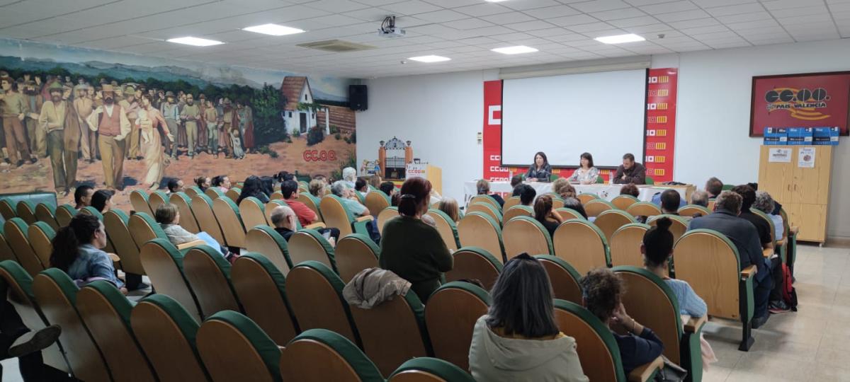 Asamblea sobre las novedades en el Reglamento de la Ley de Extranjera, en la sede de CCOO en Puerto de Sagunto.