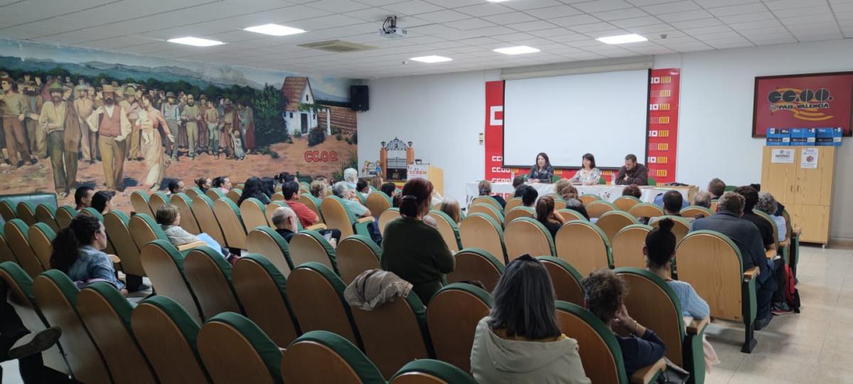 Assemblea sobre les novetats en el Reglament de la Llei d'estrangeria, en la seu de CCOO a Port de Sagunt.