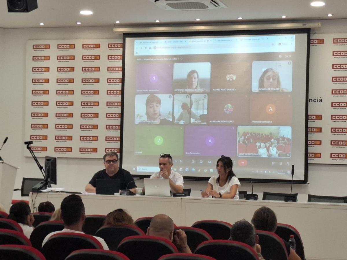 Mesa de la asamblea del sector de perfumería y afines. De izquierda a derecha, Vicente Garcés, Carlos Paraíso y Vanesa Romero.