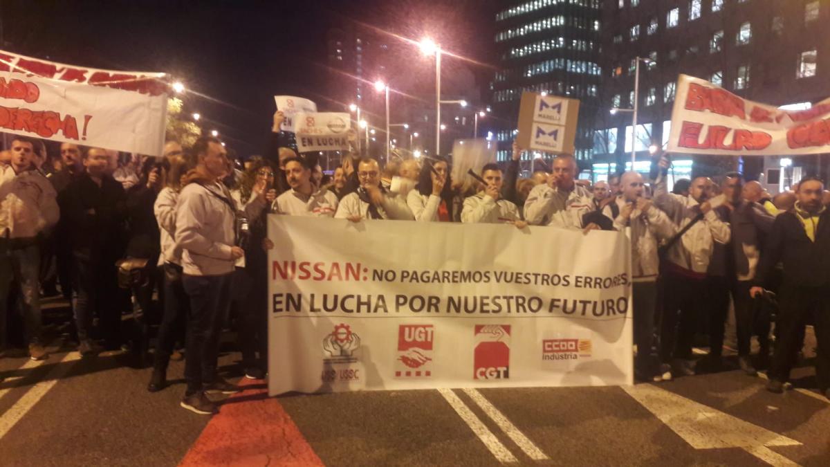Trabajadores y trabajadoras de Nissan en el consulado Japons en Barcelona