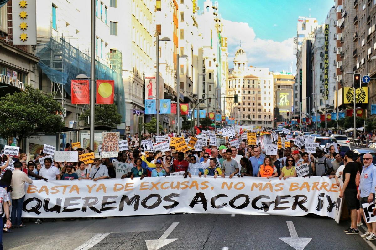 Ciudadana y entidades sociales inundan la Gran Va madrilea por las personas refugiadas
