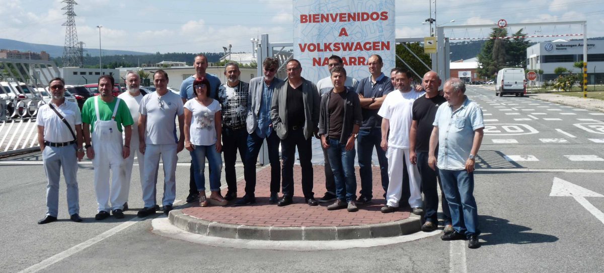 Agustn Martn, Josema Romeo y Chechu Rodrguez junto a la seccin sindical de CCOO en Volkswagen Navarra
