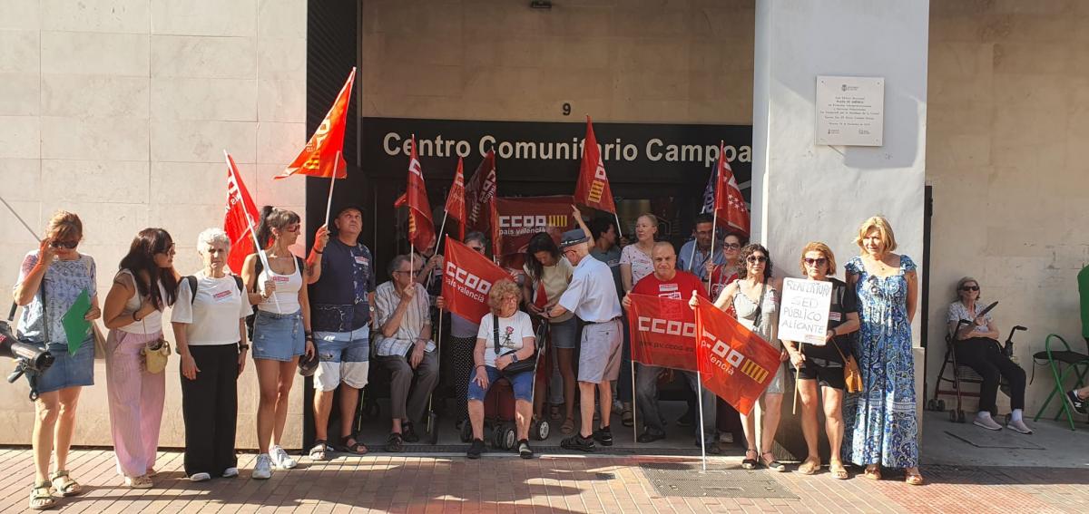 Concentración ante el Servicio de Estancias Diurnas para personas mayores cerrado por el Ayuntamiento.