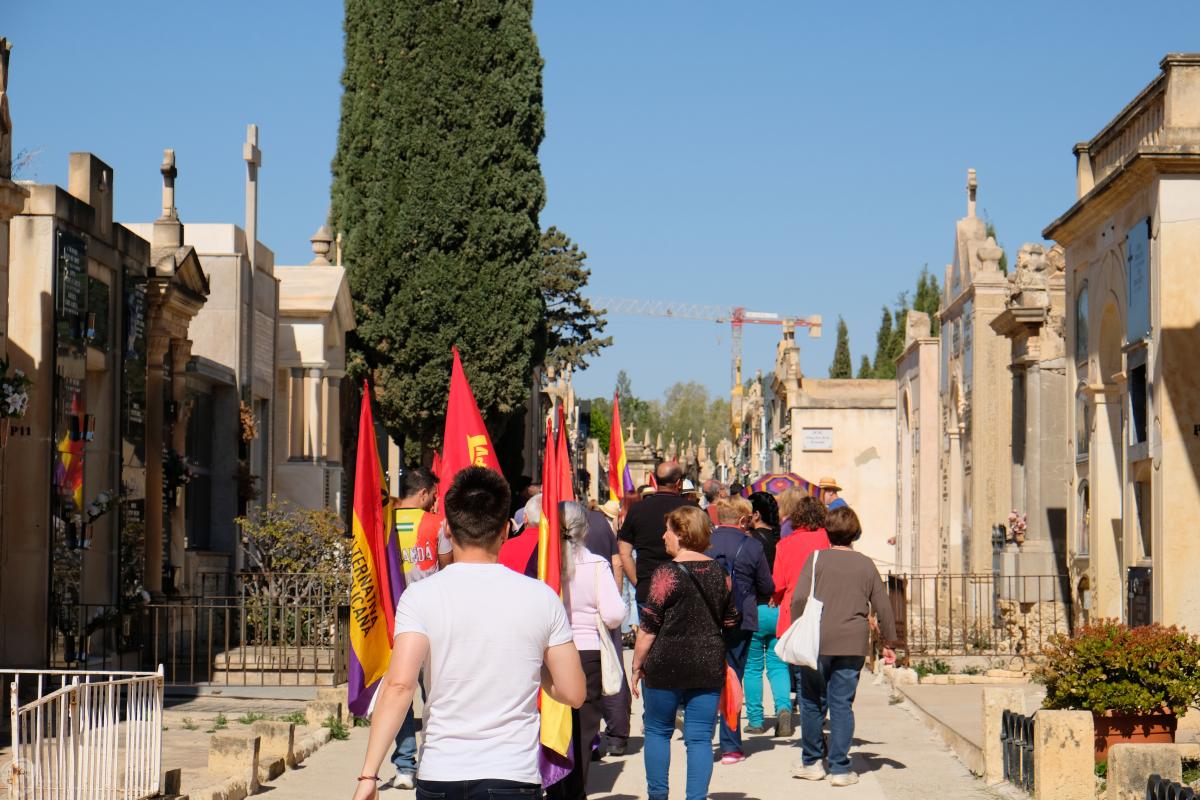 Imagen de la entrada en el cementerio