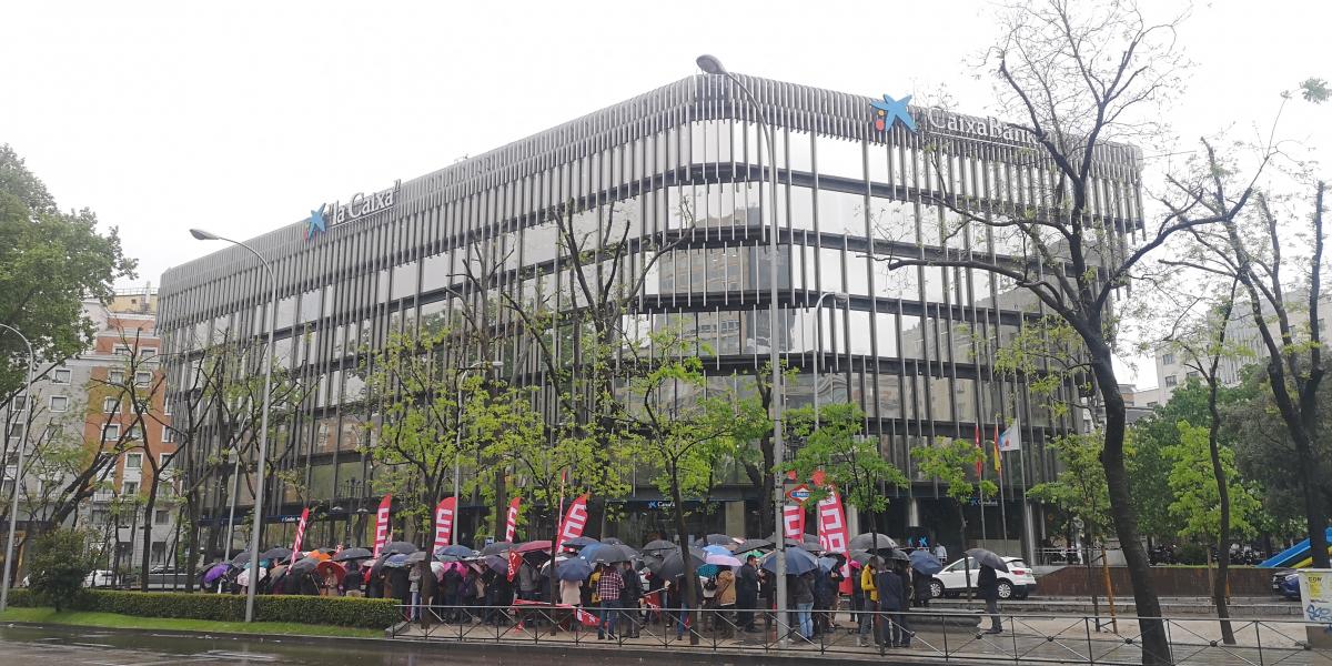 Concentracin ante la sede de CaixaBank