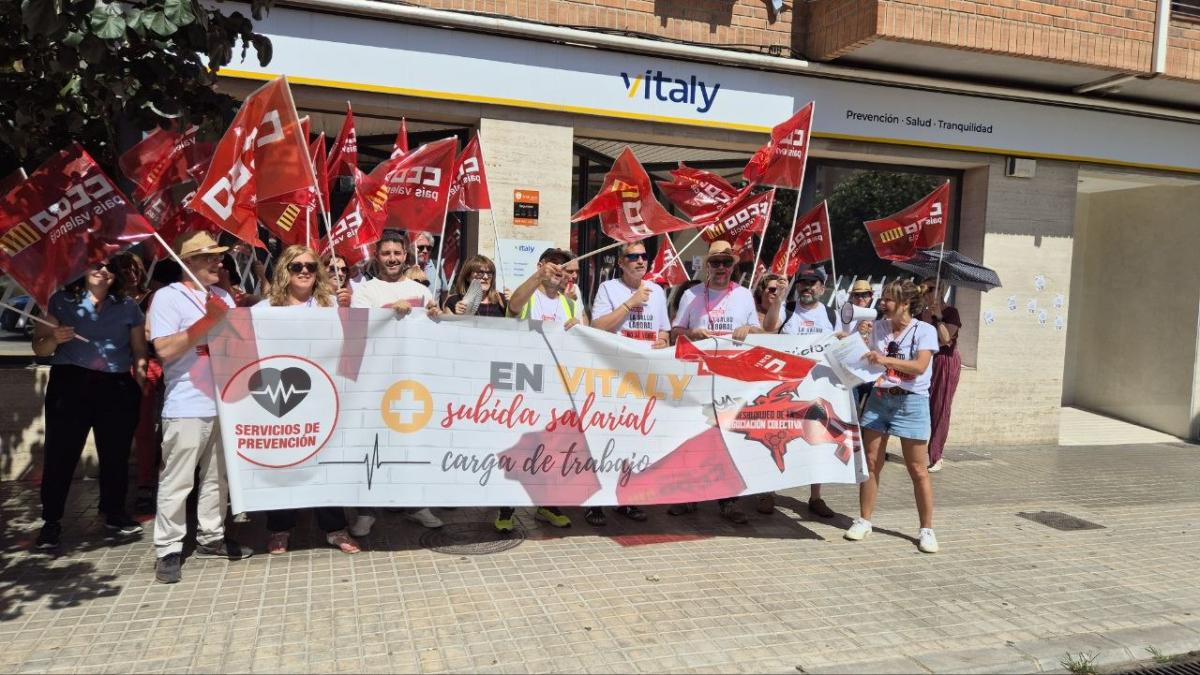 Concentración de protesta ante la sede de la empresa Vitaly en Valencia.